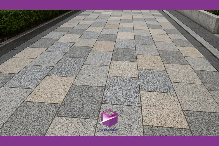 سنگفرش فضای بیرونی با استفاده از سنگ گرانیت نهبندان در طیف‌های کرم، خاکستری و طوسی، با چینش منظم و مستطیلی