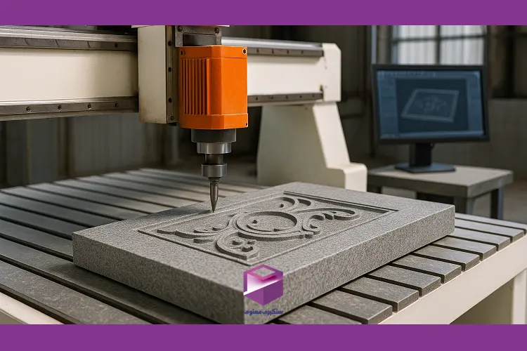 دستگاه CNC در حال اجرای حکاکی دقیق روی سنگ گرانیت با استفاده از طرح دیجیتال نمایشی در مانیتور